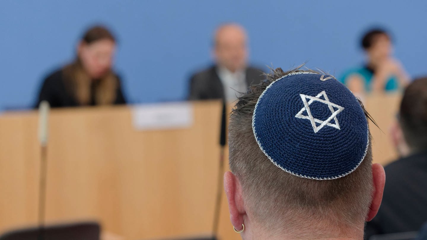 Ein Mann trägt bei der Bundespressekonferenz zum Thema Antisemitische Allianzen eine Kippa.