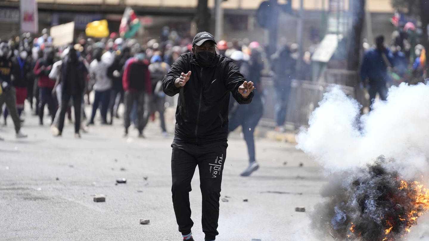 Demonstranten zerstreuen sich, als die Polizei in Kenia Tränengas auf sie abfeuert, während eines Protestes gegen die in einem Finanzgesetz vorgeschlagenen Steuererhöhungen.