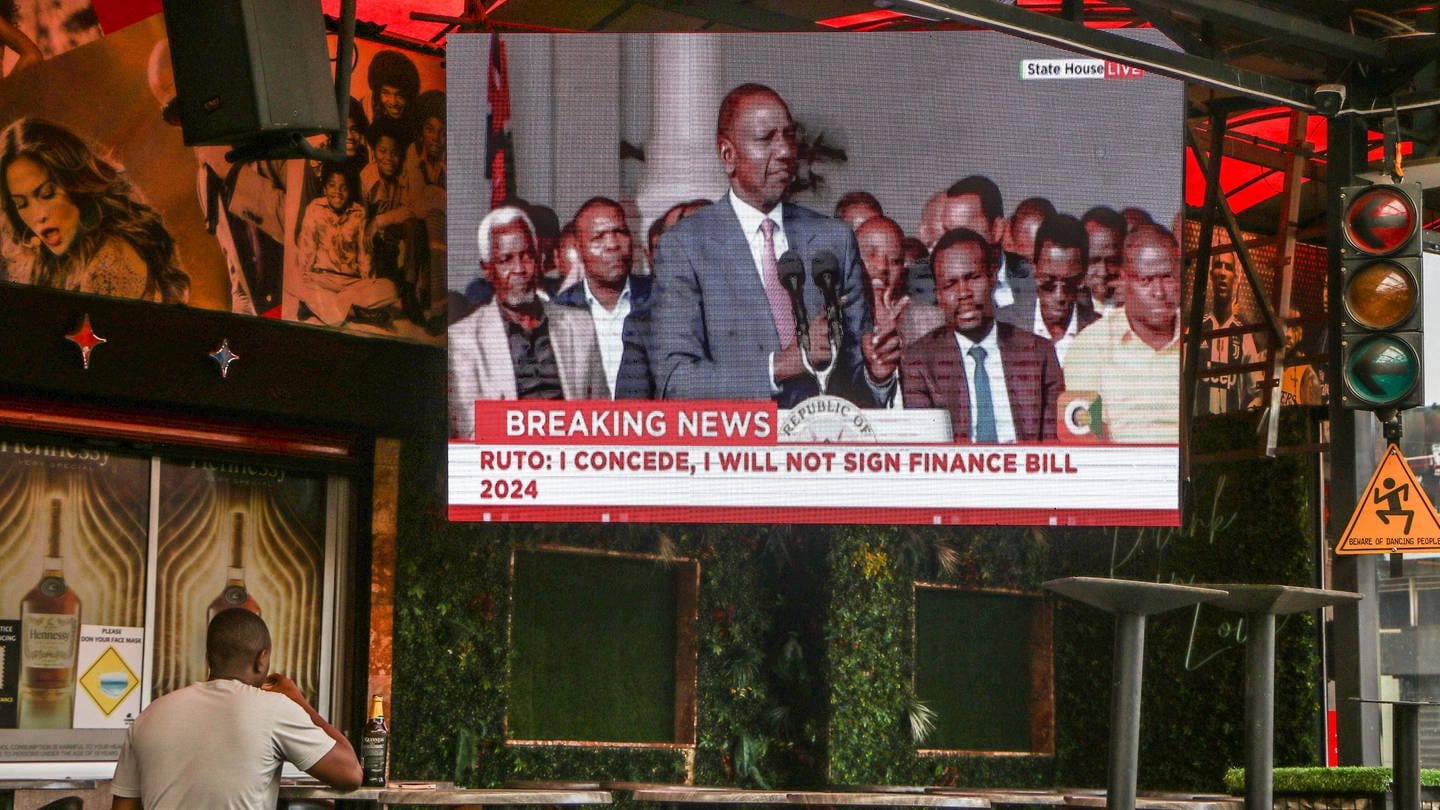 Nach heftigen Protesten in Kenia soll ein umstrittenes Gesetz nun doch nicht kommen. Präsident William Ruto (im Bild) wird das Steuergesetz nicht unterzeichnen.