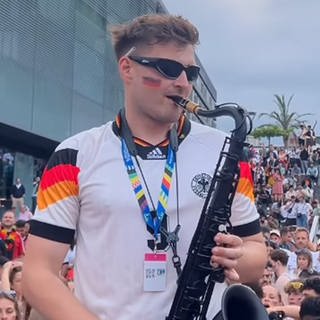 Der Saxophonist André Schnura geht gerade viral: Er spielt in den Fan-Zonen der EM.