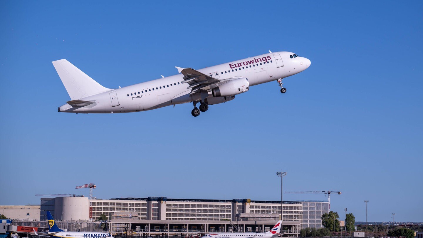 Palma de Mallorca, ein Flugzeug von Eurowings startet