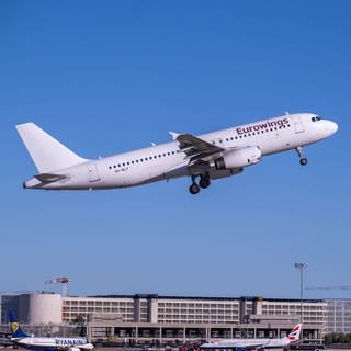 Palma de Mallorca, ein Flugzeug von Eurowings startet
