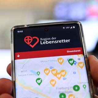 "Region der Lebensretter": In der Integrierten Leitstelle wird eine Smartphone-App gezeigt, mit der Betroffene bei einem Herzstillstand möglichst schnell Hilfe bekommen sollen