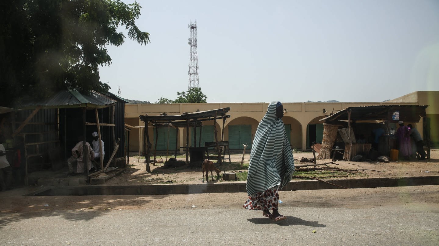 Eine Frau in der Stadt Gwoza in Nigeria