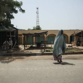 Eine Frau in der Stadt Gwoza in Nigeria