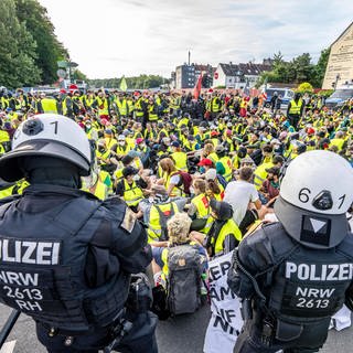 Demonstranten blockieren Zufahrt zum AfD-Parteitag in der Grugahalle in Essen.