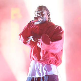 Der US-Rapper Kendrick Lamar hat 200.000 US-Dollar an Wohltätigkeitsorganisationen in Los Angeles gespendet. 