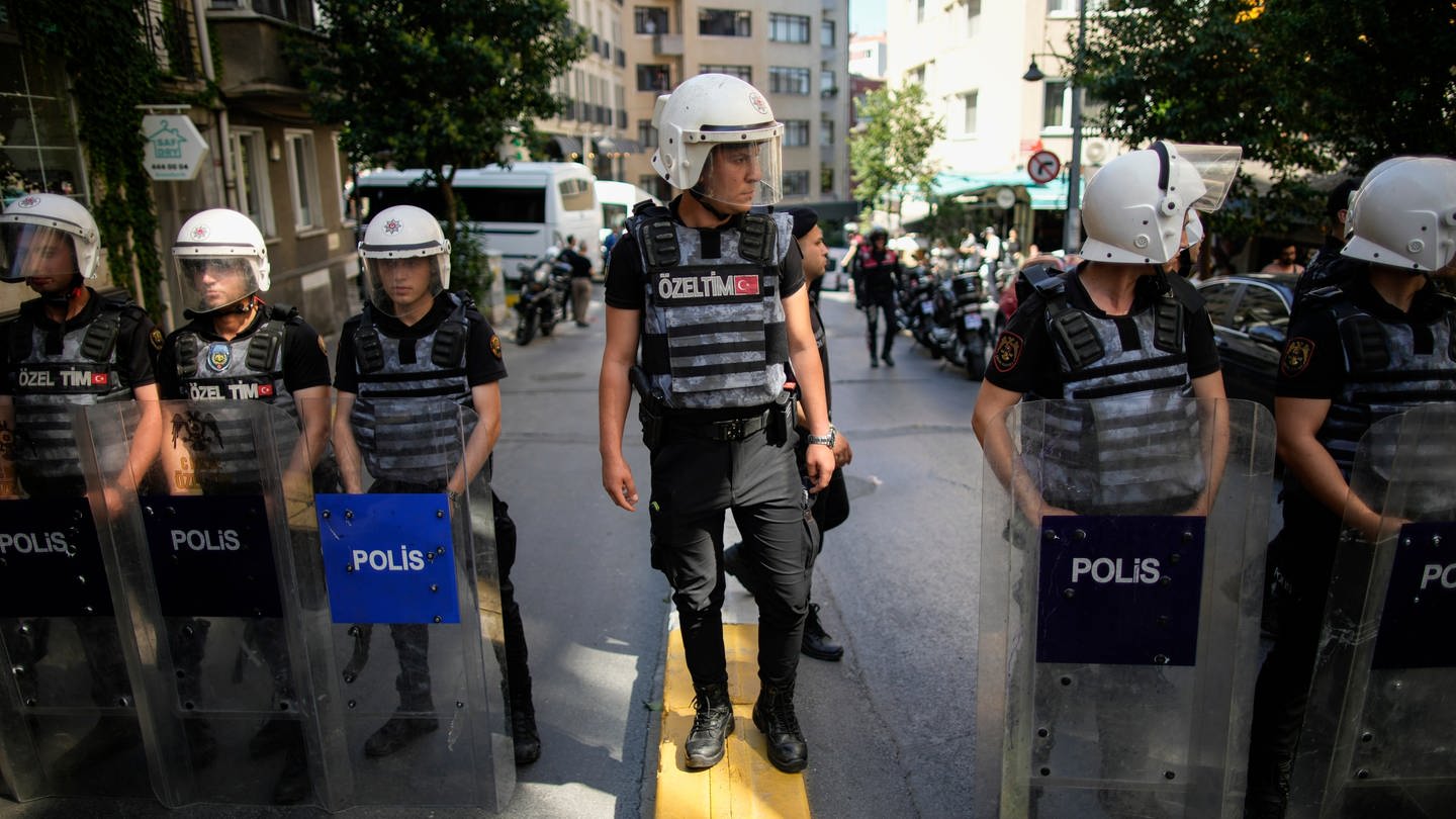 Polizeibeamte blockieren im Juni 2023 eine Straße während der Pride-Parade in Istanbul.