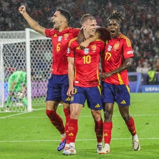 Fußball, UEFA Euro 2024, EM, Spanien - Georgien, Finalrunde, Achtelfinale, Köln Stadion, Spaniens Dani Olmo (M) jubelt nach seinem Tor zum 4:1 mit Spaniens Mikel Merino (l) und Spaniens Nico Williams.