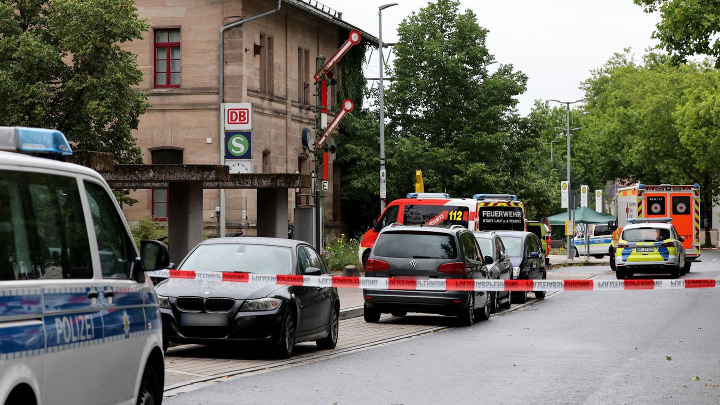 Nach einem Messerangriff auf drei Bundespolizisten ist es am Sonntagabend in Lauf an der Pegnitz nahe Nürnberg zu einem polizeilichen Schusswaffengebrauch gekommen.