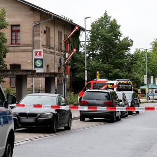 Nach einem Messerangriff auf drei Bundespolizisten ist es am Sonntagabend in Lauf an der Pegnitz nahe Nürnberg zu einem polizeilichen Schusswaffengebrauch gekommen.