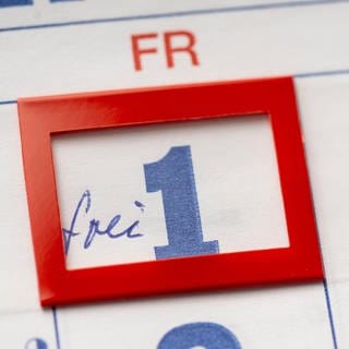 Ein Freitag ist in einem Kalender als «frei» eingetragen. Mindestens 45 Unternehmen und Organisationen in Deutschland werden in den kommenden Monaten projektweise eine Vier-Tage-Woche einführen.