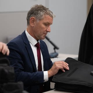 Björn Höcke, Vorsitzender der Thüringer AfD, sitzt im Saal des Landgerichts HalleSaale.