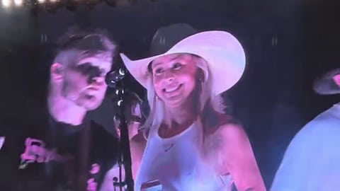 Hailey Welch, alias „Hawk Tuah Girl“, begleitete Zach Bryan am Samstag (29. Juni) während seines Quittin Time Tour-Konzerts im Nissan Stadium in Nashville, Tennessee, USA, auf der Bühne. Damit reiht sich der 23-Jährige in eine namhafte Liste von Künstlern ein, die sich die Tribüne mit dem Musiker aus Oklahoma teilten, darunter John Mayer und Bruce Springsteen.