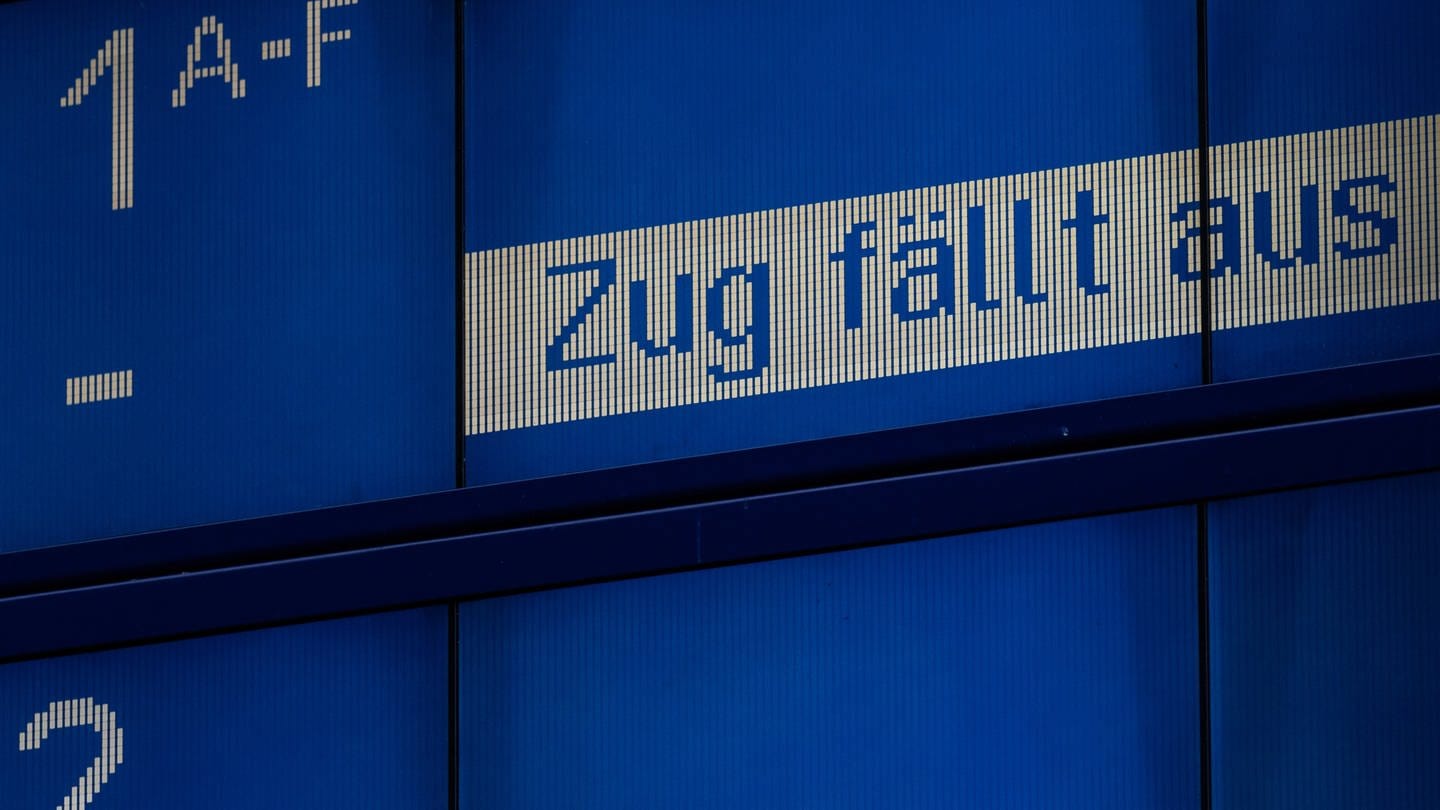 „Zug fällt aus“ steht auf einer Anzeige am Hauptbahnhof (Symbolbild)