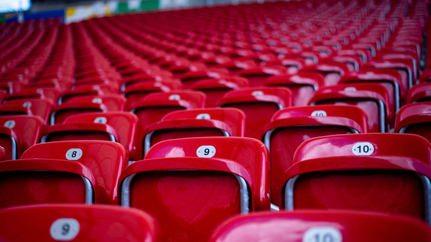 Leere Sitze in roter Farbe symbolisieren die Forderung der Fans nach einem Verbot für Influencer auf normalen Sitplätzen in Stadien.