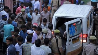 Krankenwagen zu dem Sikandrarao-Krankenhaus, etwa 350 Kilometer südwestlich von Lucknow, gebracht.