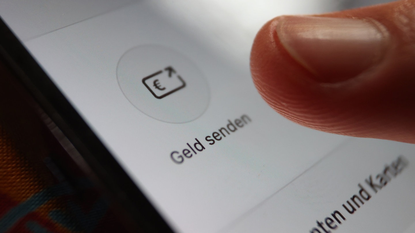 In einer App der Sparkasse ist die Option «Geld senden» zu sehen.