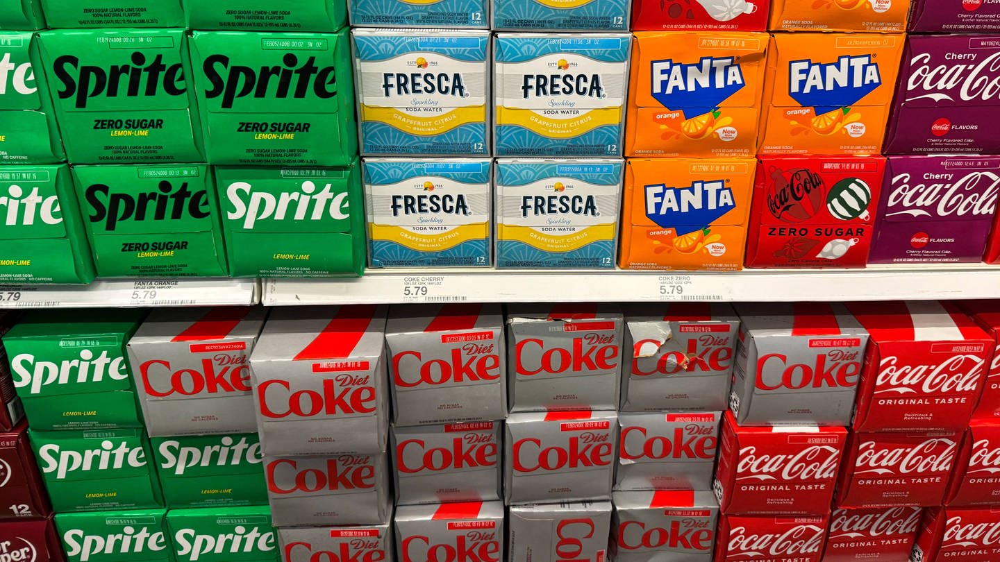 Softdrinks mit und ohne Zucker im Supermarkt
