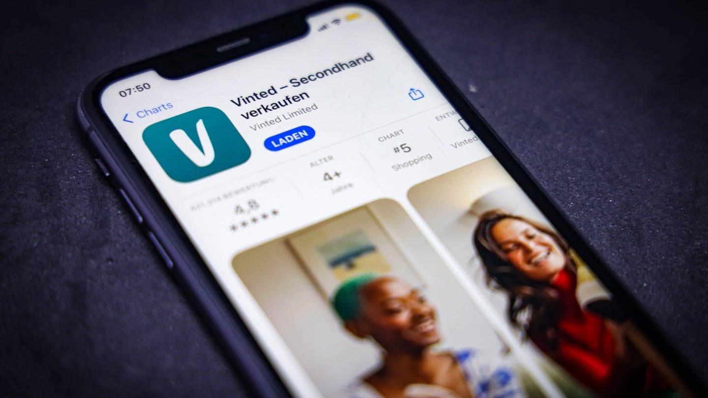 Ein Smartphone mit geöffnetem App-Store und der Vinted App. DIe Secondhand-Plattform wird immer wieder für Verstöße kritisiert und hat jetzt eine fette Geldstrafe bekommen.