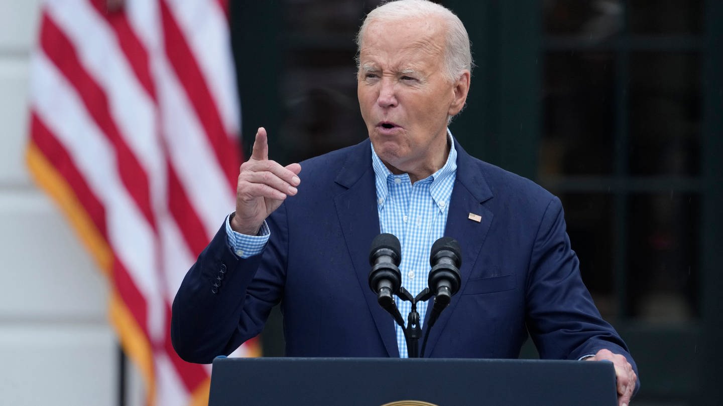 US-Präsident Joe Biden spricht zu aktiven Militärangehörigen und ihren Familien während einer Feier zum 4. Juli und einem Barbecue auf dem Südrasen des Weißen Hauses.