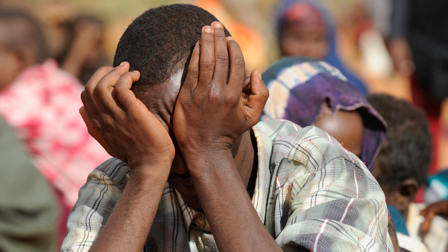 ARCHIV - Ein Mann verbirgt im Flüchtlingscamp Dadaab im Nordosten Kenias am 03.08.2011 sein Gesicht.