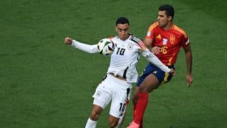 Deutschland - Spanien: Jamal Musiala (Deutsche Fußball Nationalmannschaft DFB), Rodrigo Hernandez Cascante (Spanien) im Viertelfinale