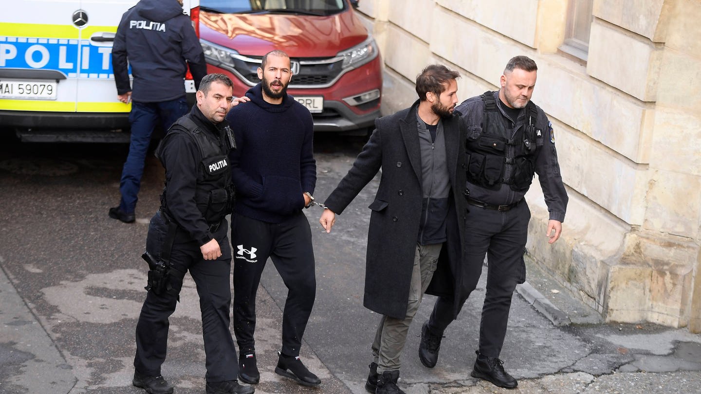 Bukarest: Andrew Tate und sein Bruder Tristan werden von der Polizei zum Gericht geführt