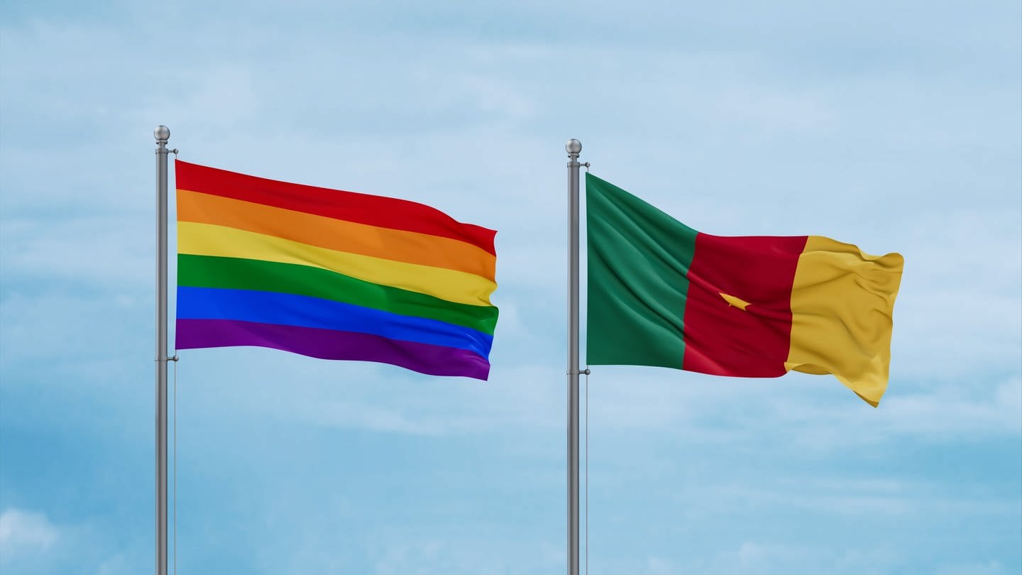 Flagge von Kamerun und die Regenborgenfahne: In Kamerun ist Homosexualität unter Strafe verboten.