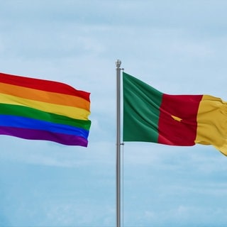 Flagge von Kamerun und die Regenborgenfahne: In Kamerun ist Homosexualität unter Strafe verboten. 