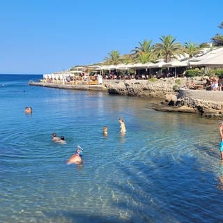 Urlaub am Strand in Griechenland ist für viele Menschen zu teuer geworden. Die Preise für Flüge sind extrem gestiegen.