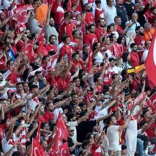 Tausende Fans zeigen den Wolfsgruß bei der EM 2024 (Türkei vs. Niederlande).