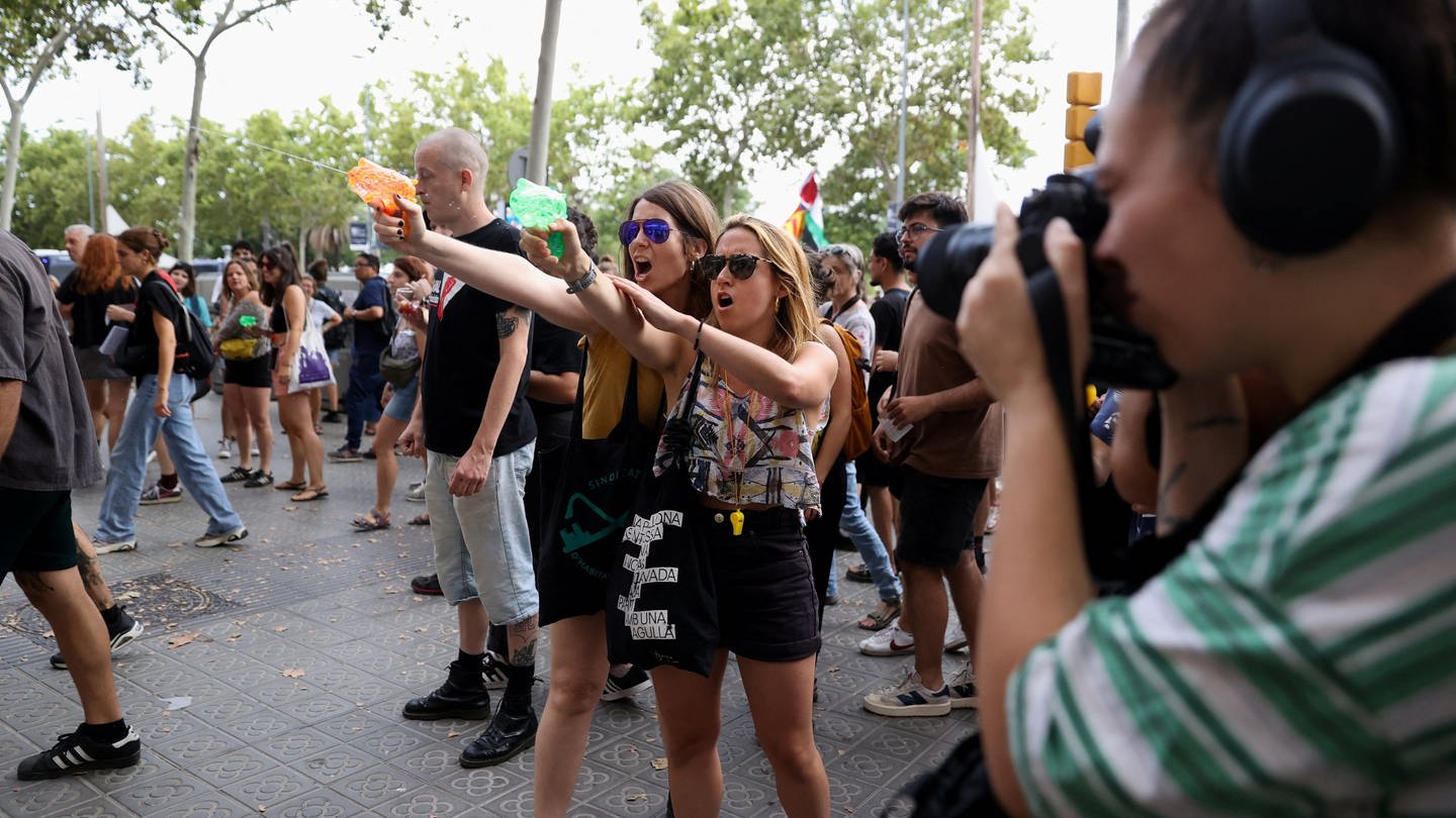 Bewohner von Barcelona protestieren gegen Massentourismus: Mit Wasserpistolen zielten sie auf Touristen.