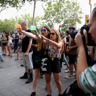 Bewohner von Barcelona protestieren gegen Massentourismus: Mit Wasserpistolen zielten sie auf Touristen.