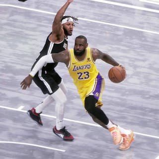 LeBron James mit einem Ball in der Hand, könnte Bald mit seinem Sohn Bronny in der NBA auf dem Feld stehen.