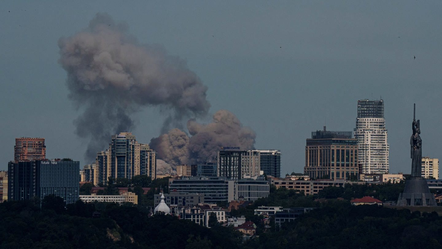 Rauch steigt nach einem russischen Raketenangriff über der Skyline der ukrainischen Hauptstadt auf.