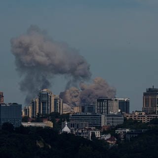 Rauch steigt nach einem russischen Raketenangriff über der Skyline der ukrainischen Hauptstadt auf.