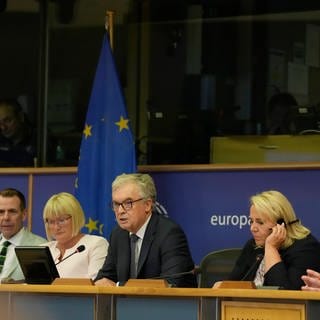 Der französische Politiker Jean-Paul Garraud (M) spricht während einer Pressekonferenz im Europäischen Parlament. Führende Vertreter rechter Parteien aus Ungarn und Frankreich trafen sich mit Verbündeten aus Österreich, Belgien, der Tschechischen Republik, den Niederlanden, Portugal und Spanien, um die Bildung einer neuen Fraktion im Europäischen Parlament, den Patrioten Europas, zu besprechen.