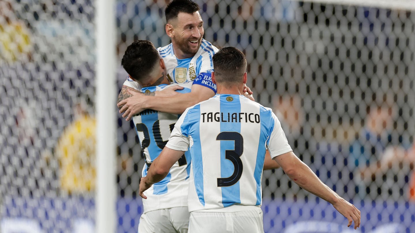 Der argentinische Nationalspieler Lionel Messi wird nach seinem zweiten Tor gegen Kanada während des Halbfinalspiels der Copa América beglückwünscht.