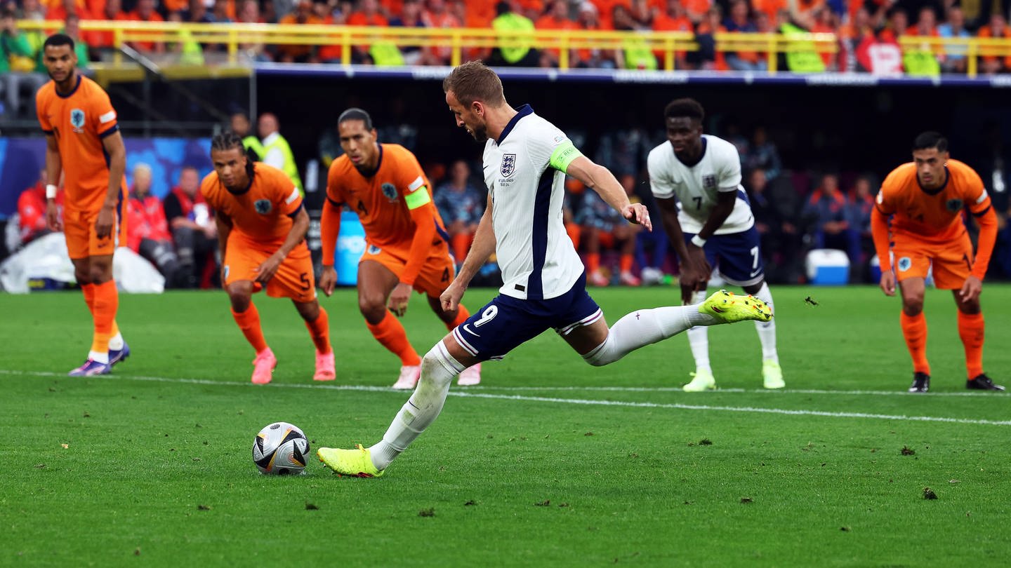 Englands Harry Kane verwandelt einen Elfmeter gegen die Niederlande in Dortmund zum 1:1 Ausgleich.