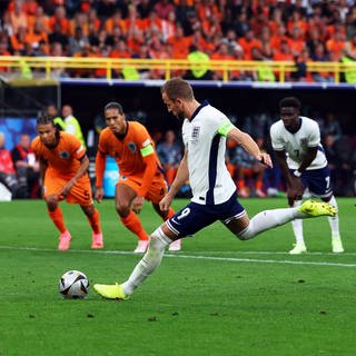 Englands Harry Kane verwandelt einen Elfmeter gegen die Niederlande in Dortmund zum 1:1 Ausgleich.