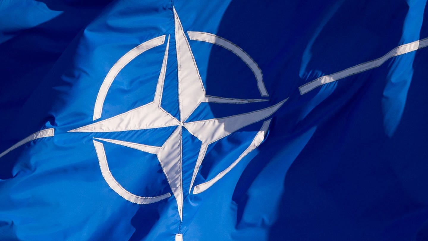 Nato-Fahne - NATO will Ukraine helfen: Das passiert jetzt in Deutschland!