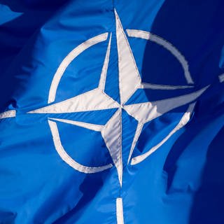 Nato-Fahne - NATO will Ukraine helfen: Das passiert jetzt in Deutschland!