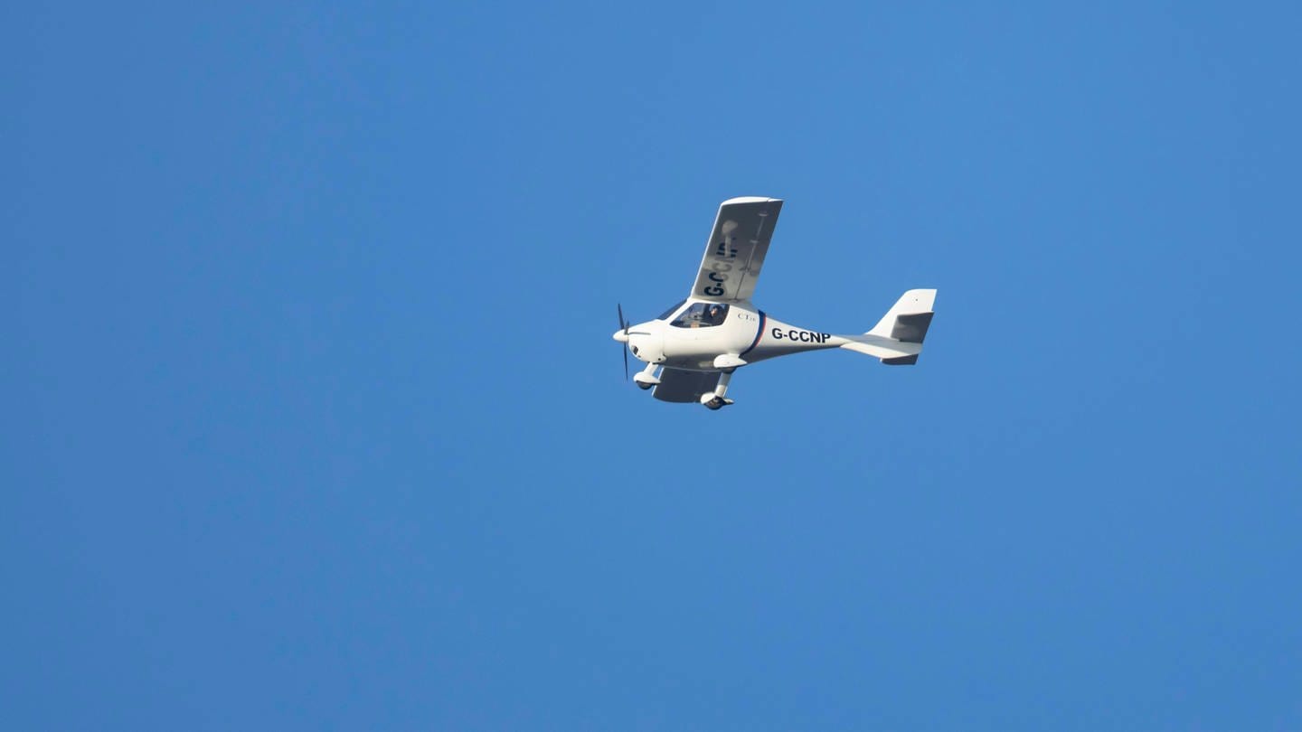 Ein Pilot eines Kleinflugzeugs hat eine Bauchlandung gemacht, weil er das Fahrwerk beim Landen vergessen hat.
