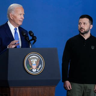 US-Präsident Joe Biden spricht während einer Veranstaltung zum Ukraine Compact auf dem Nato-Gipfel in Washington, während der ukrainische Präsident Wolodymyr Selenskyj zusieht. Dann verwechselt Biden ihn mit Putin.