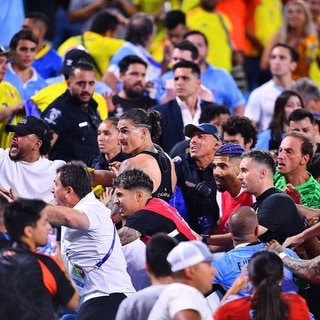 RECORD DATE NOT STATED Copa America USA 2024 Uruguay 0-1 Colombia - Semifinal Darwin Nunez of Uruguay fights with Fans o Aficion during the CONMEBOL Copa America 2024 Semi-final match between Uruguay and Colombia, at Bank of America Stadium, on July 10, 2024 in Charlotte, North Carolina, United States. CHARLOTTE NORTH CAROLINA UNITED STATES PUBLICATIONxNOTxINxMEXxCHNxRUS 