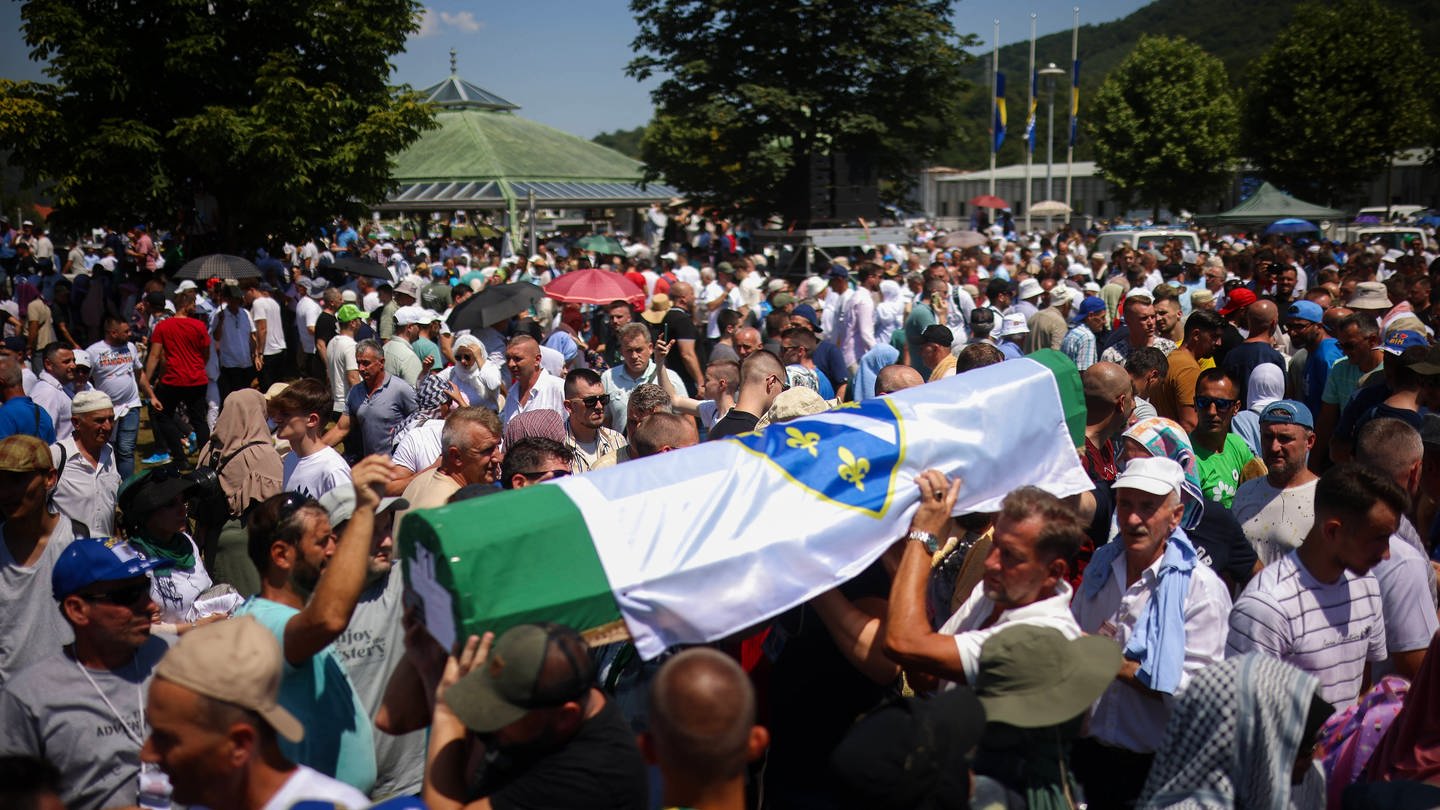 Opfer des Massakers von Srebrenica werden am Gedenktag beigesetzt