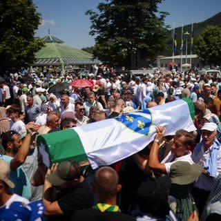 Opfer des Massakers von Srebrenica werden am Gedenktag beigesetzt