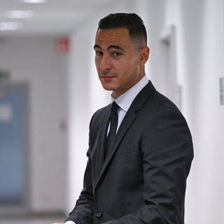 Fußballprofi Anwar El Ghazi ist im Flur des Arbeitsgerichts auf dem Weg in die Verhandlung. El Ghazi war wegen wiederholt propalästinensischer Instagram-Beiträge vom Bundesligisten 1. FSV Mainz 05 fristlos gekündigt worden. Ein Gütetermin vor dem Arbeitsgericht scheiterte im Januar.