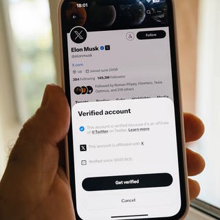 Elon Musks X Profil mit einem "verified"-Haken